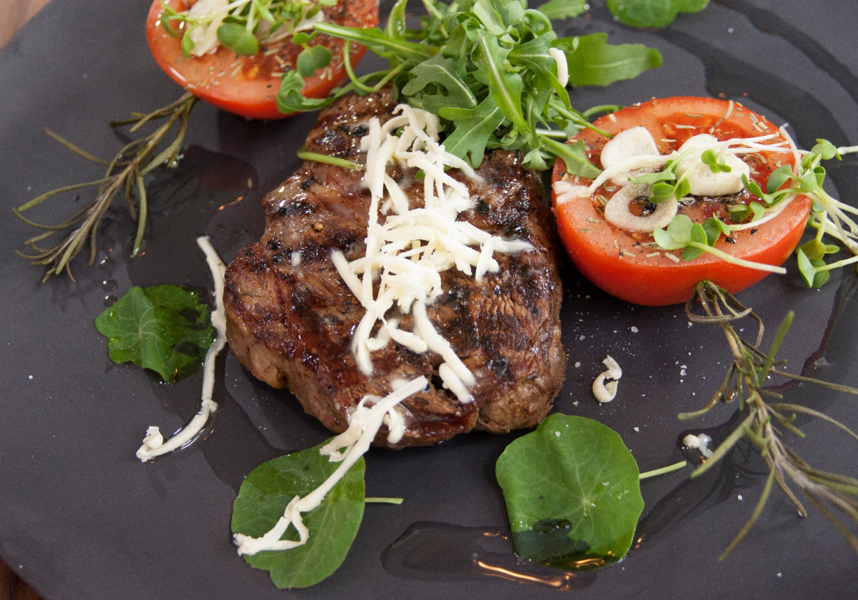 Przepis dnia IV, odc. 33: Antrykot wołowy z pieczonymi pomidorami foto