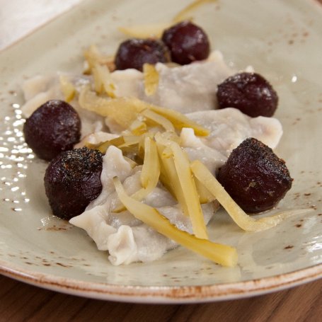 Krok 5 - Przepis dnia IV, odc. 37: Pierogi z kaszanką i pieczonymi burakami i sałatka z ogórków kwaszonych foto