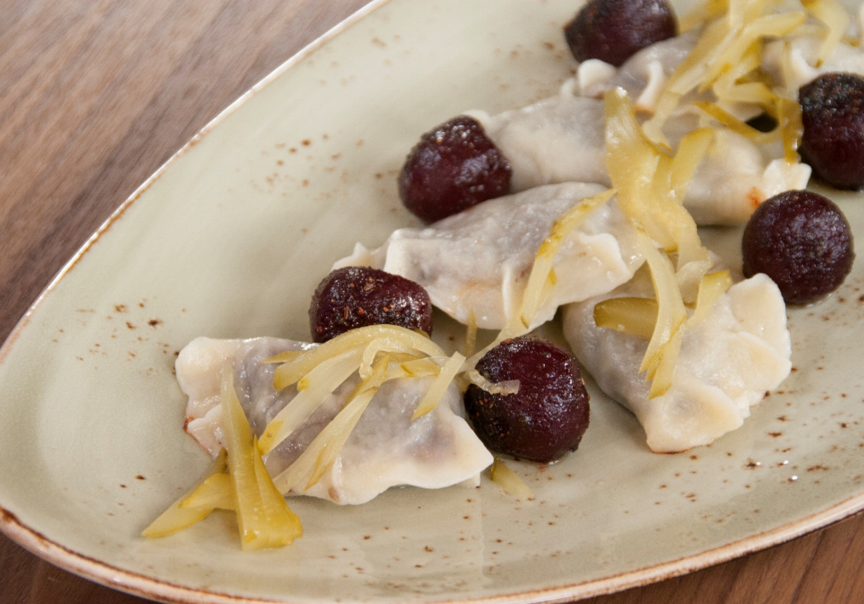 Przepis dnia IV, odc. 37: Pierogi z kaszanką i pieczonymi burakami i sałatka z ogórków kwaszonych foto