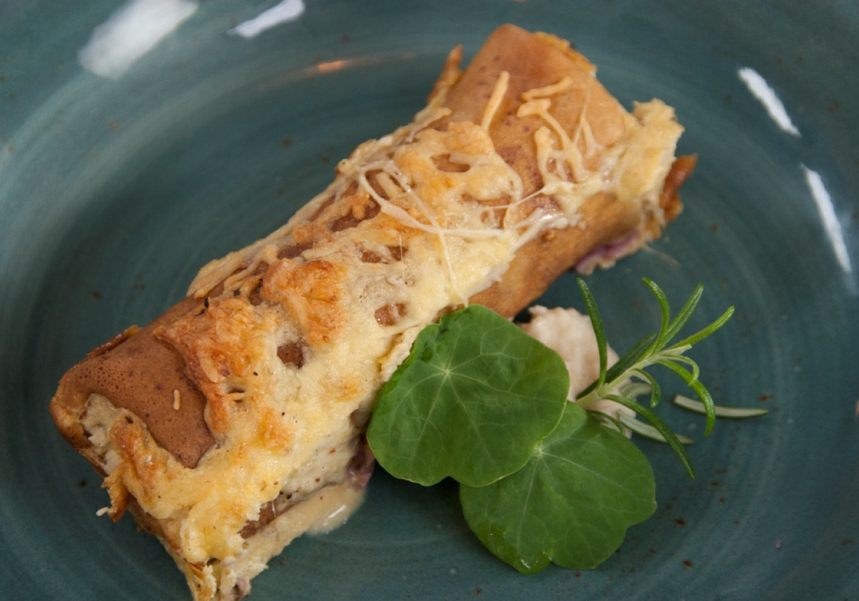 Przepis dnia IV, odc. 57: Zapiekane naleśniki z kiełbasą i kapustą foto