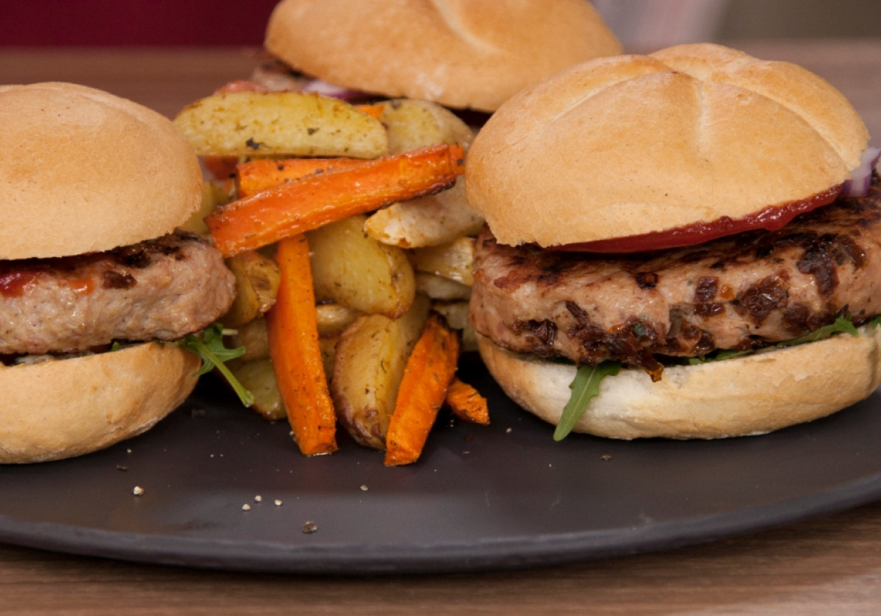 Przepis dnia IV, odc. 7: Trio burgerów z indyka z warzywnymi frytkami foto