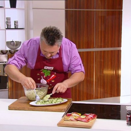 Krok 3 - Przepis dnia, odc. 12. Pieczony łosoś na purée z bobu i koziego sera foto