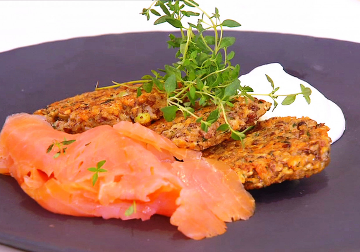 Przepis dnia, odc. 29. Racuszki z kaszy gryczanej z łososiem i śmietaną foto