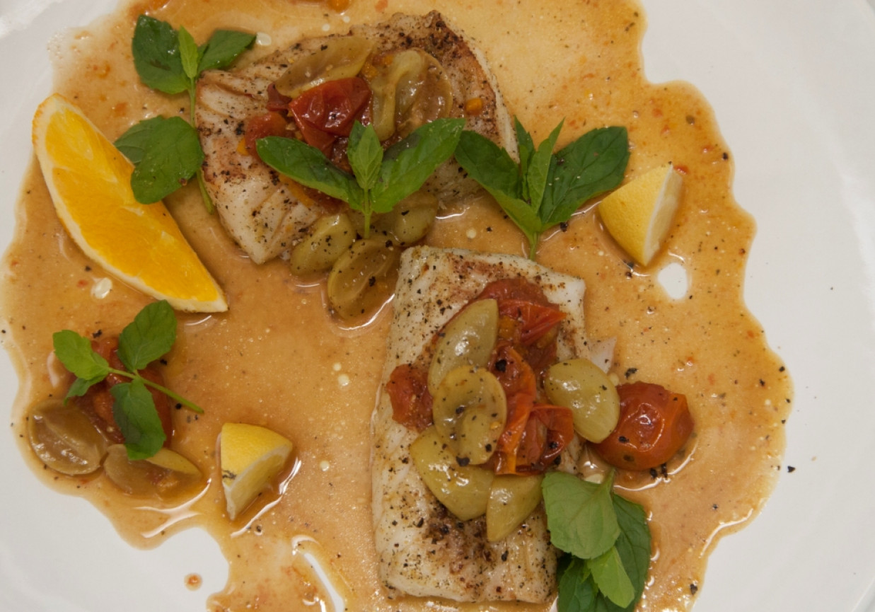 Przepis dnia, odc. 30: Dorsz z winogronami, pomidorami i kawą zbożową foto