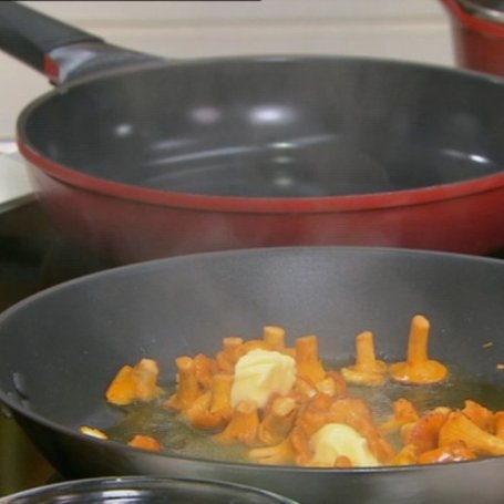 Krok 1 - Przepis dnia, odc. 31: Omlet z kurkami, ziemniakami i pomidorami z dipem czosnkowym foto