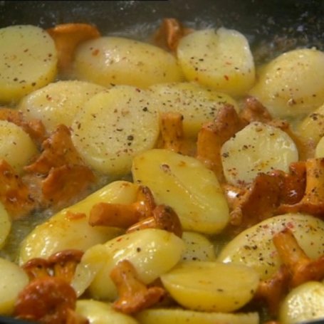 Krok 2 - Przepis dnia, odc. 31: Omlet z kurkami, ziemniakami i pomidorami z dipem czosnkowym foto