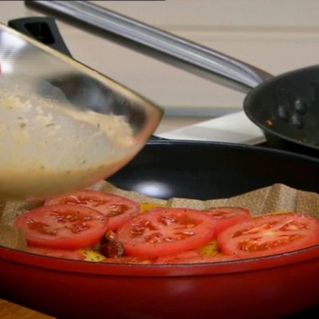 Krok 4 - Przepis dnia, odc. 31: Omlet z kurkami, ziemniakami i pomidorami z dipem czosnkowym foto