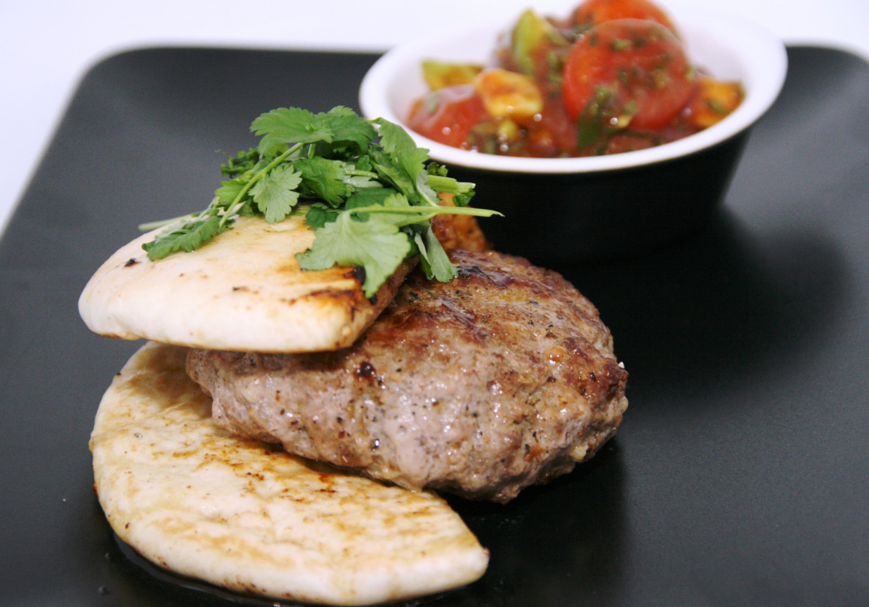 Przepis dnia, odc. 36: Pikantne burgery z sosem z awokado i pomidorów foto