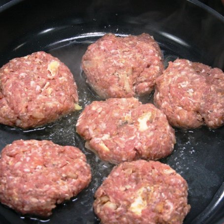 Krok 3 - Przepis dnia, odc. 36: Pikantne burgery z sosem z awokado i pomidorów foto