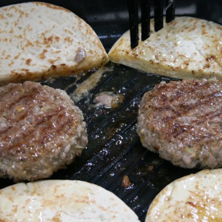 Krok 4 - Przepis dnia, odc. 36: Pikantne burgery z sosem z awokado i pomidorów foto