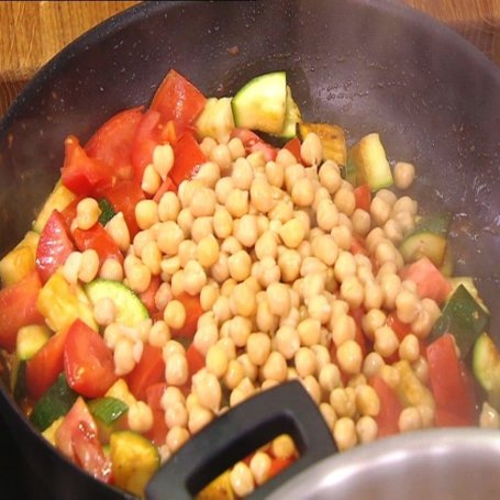 Krok 2 - Przepis dnia, odc. 7. Gulasz wieprzowy z pomidorami, cukinią i cieciorką foto