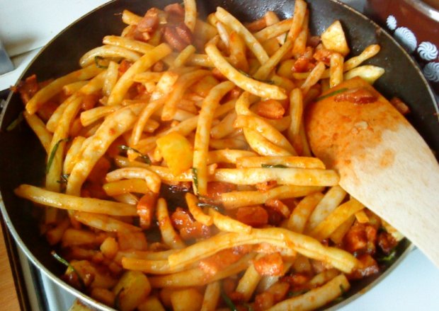 Fotografia przedstawiająca Przepis kiełbaska z fasolka szparagową i pomidorami
