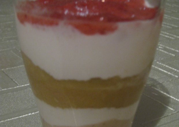 Fotografia przedstawiająca przeplatany koktajl owocowo-jogurtowy