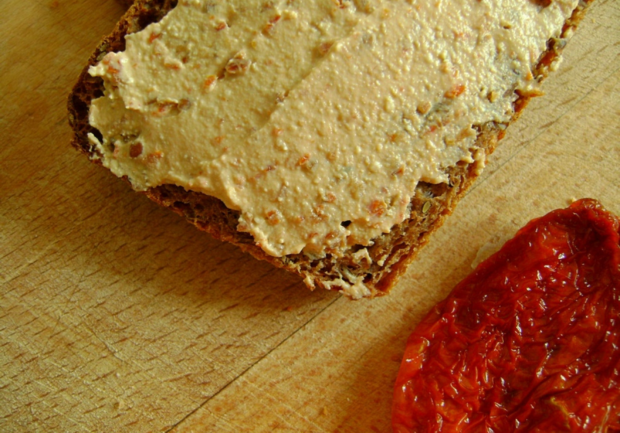 Przepyszna pasta z suszonych pomidorów i twarogu foto