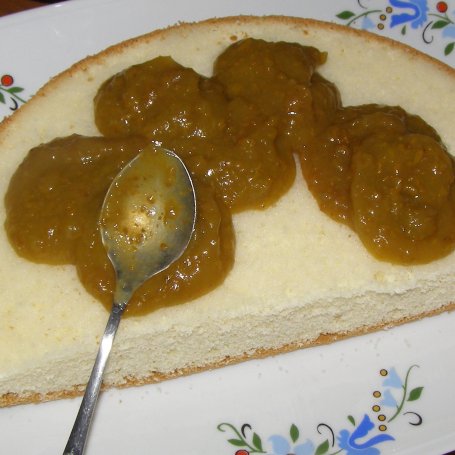 Krok 2 - przepyszny torcik z kremem toffi i marmoladą z pigwy... foto