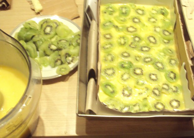 Fotografia przedstawiająca prze-smaczny placek z kiwi
