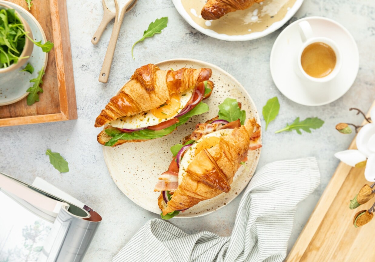 Croissant z boczkiem, jajkiem i pomidorami foto