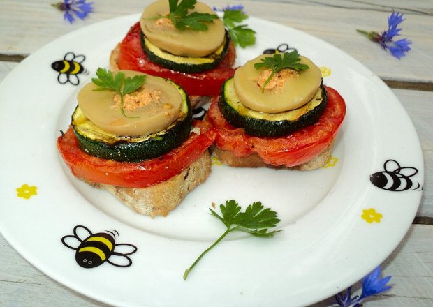 Fotografia przedstawiająca przystawka grillowane grzanki z cukinią i pomidorem