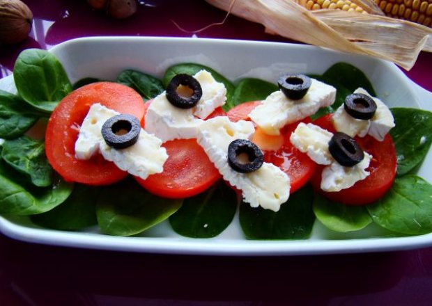Fotografia przedstawiająca Przystawka imprezowa z pomidorem ,szpiankiem i serem ple?niowym