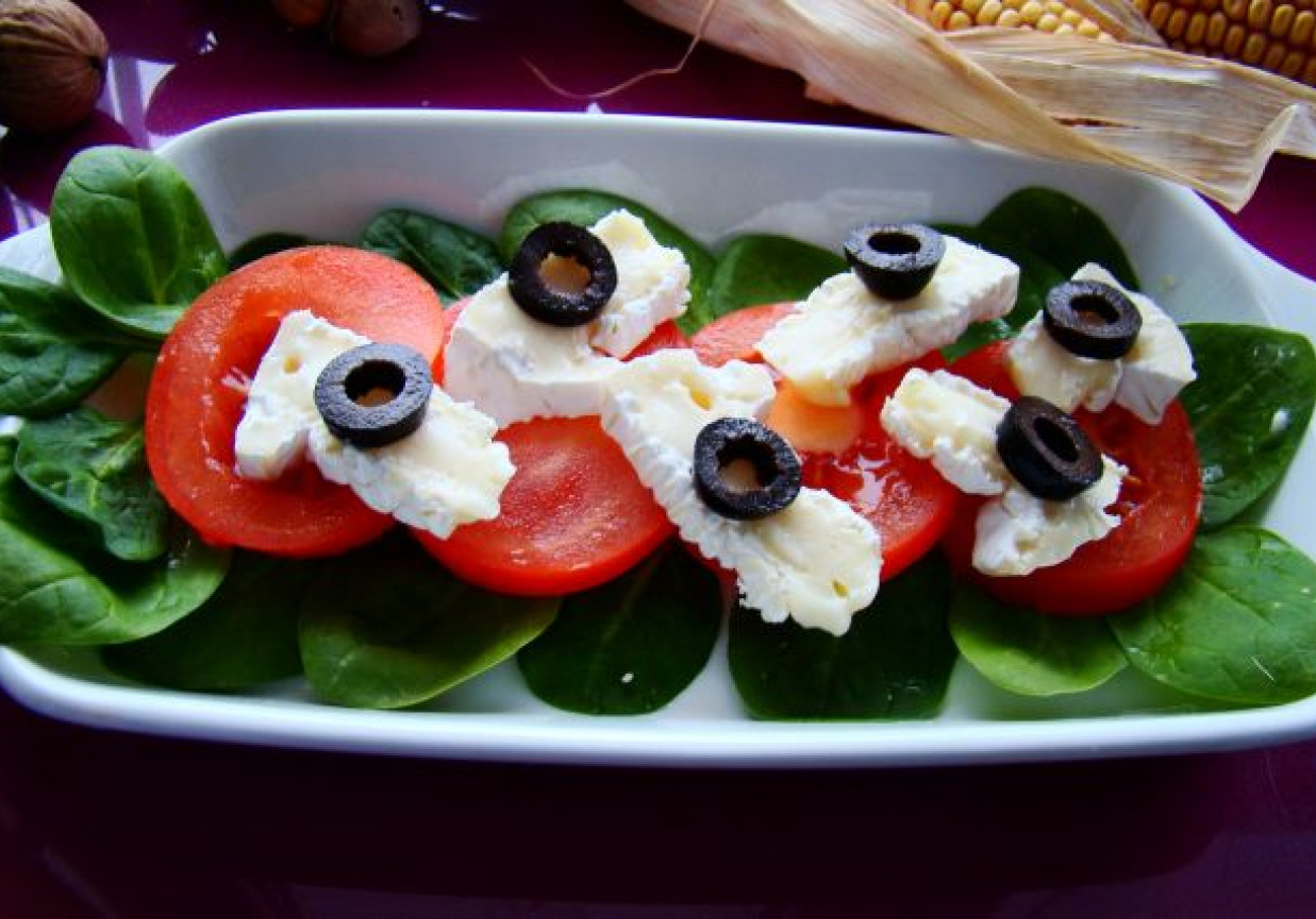 Przystawka imprezowa z pomidorem ,szpiankiem i serem ple?niowym foto