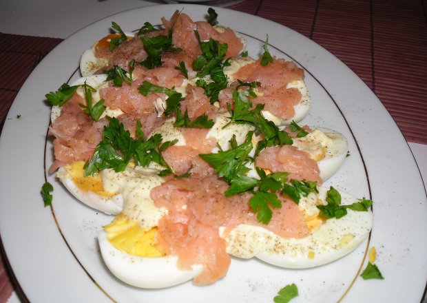 Fotografia przedstawiająca przystawka- jajka z łososiem