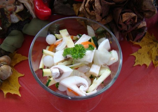Fotografia przedstawiająca Przystawka obiadowa z cukini ,marynowanej cebulki i pieczarek