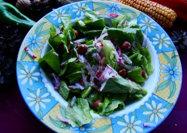 Fotografia przedstawiająca Przystawka obiadowa z sałaty i orzechów