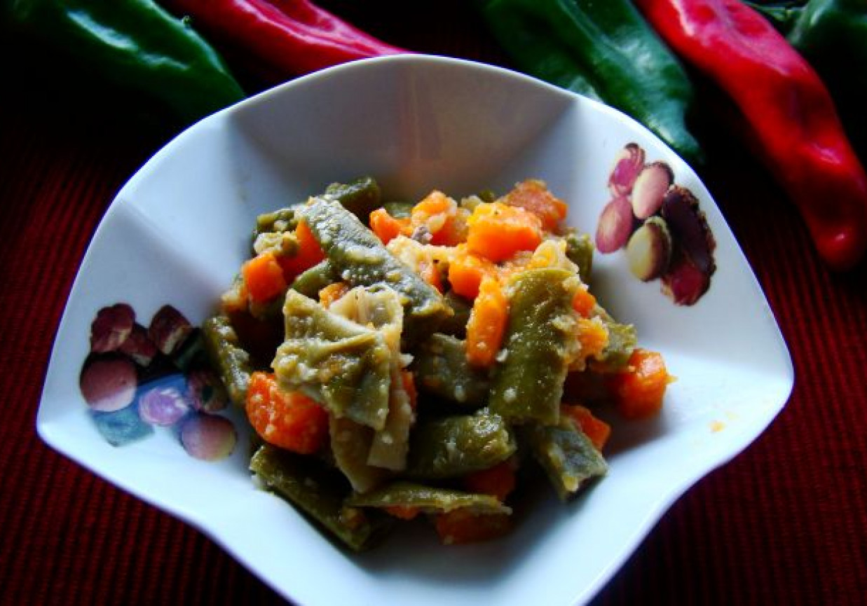 Przystawka z fasolki i marchewki foto