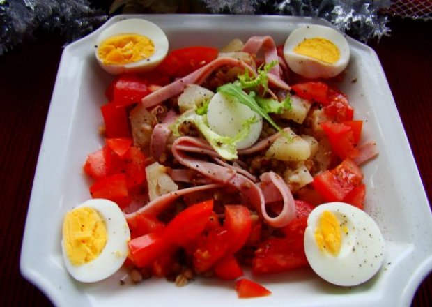 Fotografia przedstawiająca Przystawka z kaszy jajka i pomidora