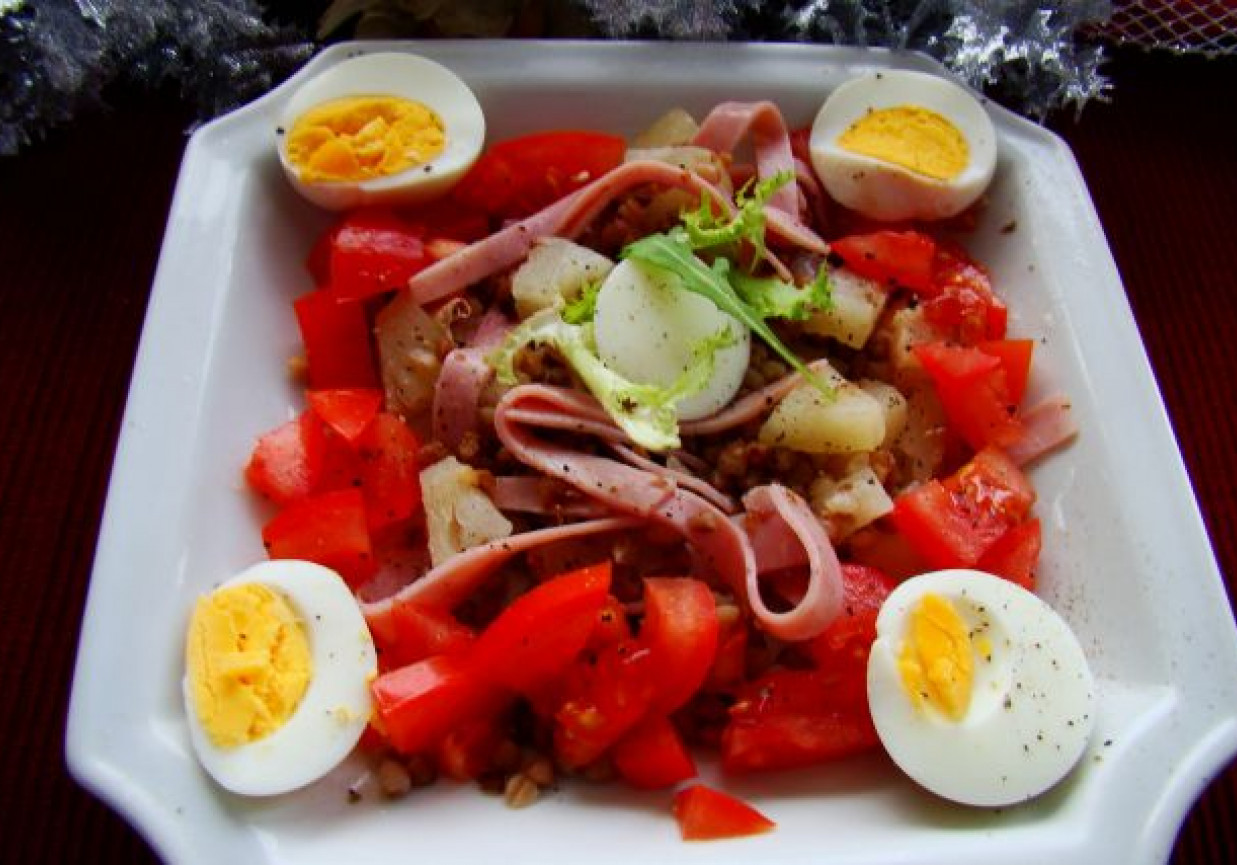 Przystawka z kaszy jajka i pomidora foto