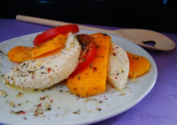 Fotografia przedstawiająca Przystawka z mozzarelli mango i pomidora
