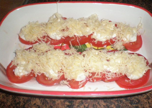 Fotografia przedstawiająca Przystawka z pomidora i czosnku