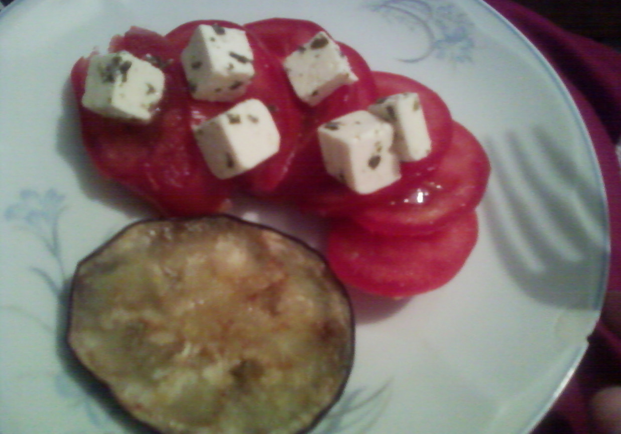 Przystawka z pomidorami, fetą i bakłażanem. foto