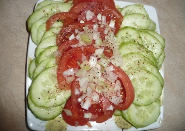 Fotografia przedstawiająca przystawka z pomidorów i ogórka