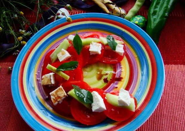 Fotografia przedstawiająca Przystawka z pomidorów z lucerną