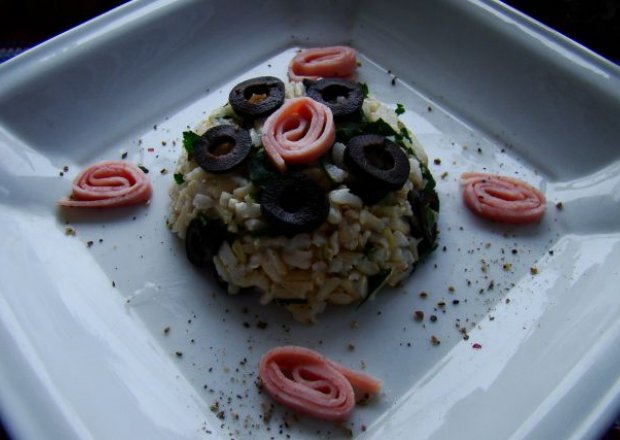 Fotografia przedstawiająca Przystawka z ryżu i czarnych oliwek