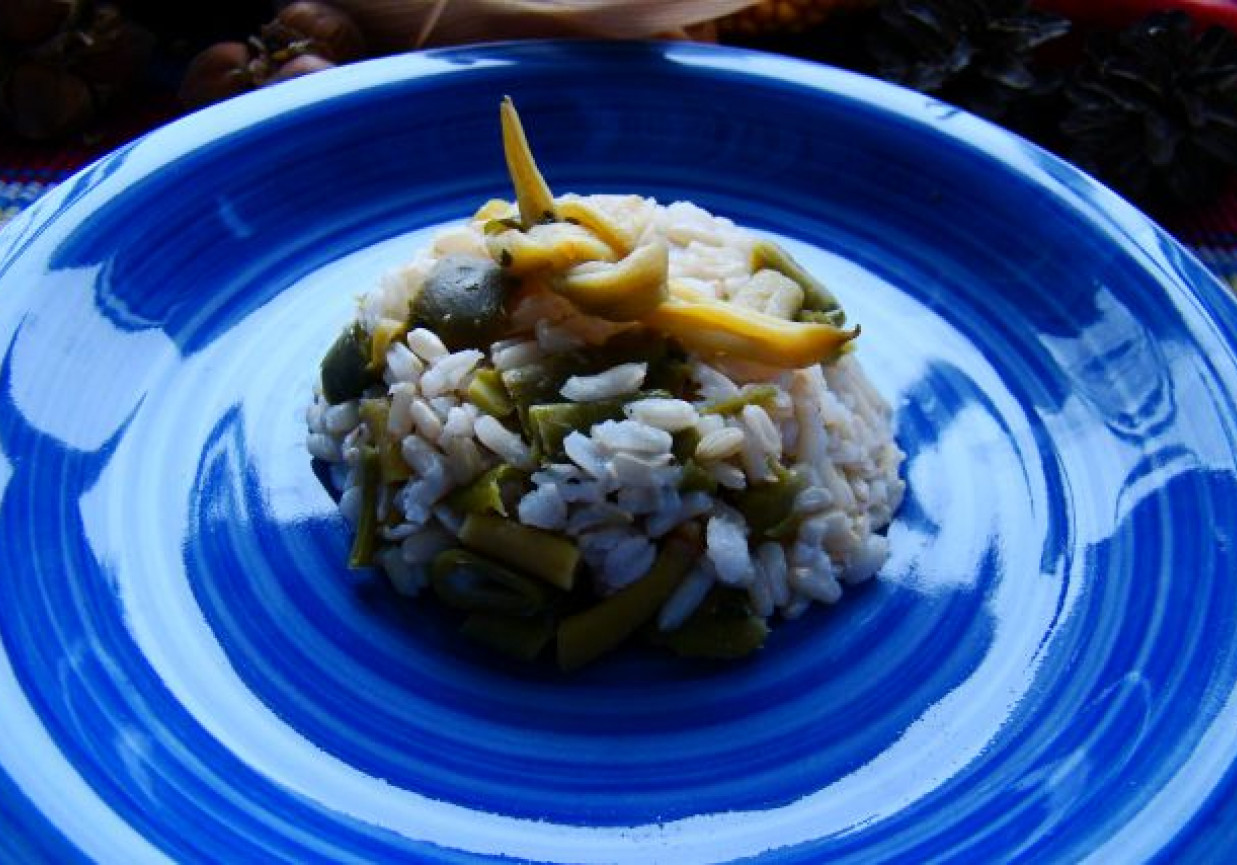 Przystawka z ryżu i fasolki szparagowej foto
