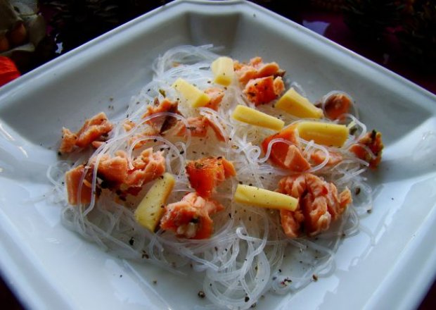 Fotografia przedstawiająca Przystawka z sera ,łososia i makaronu ryżowego
