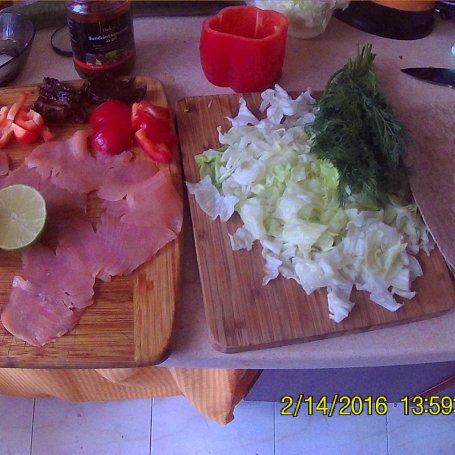 Krok 1 - Przystawka z tortilli z łososiem lub paluszkami krabowymi.  foto