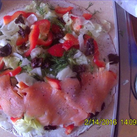 Krok 2 - Przystawka z tortilli z łososiem lub paluszkami krabowymi.  foto
