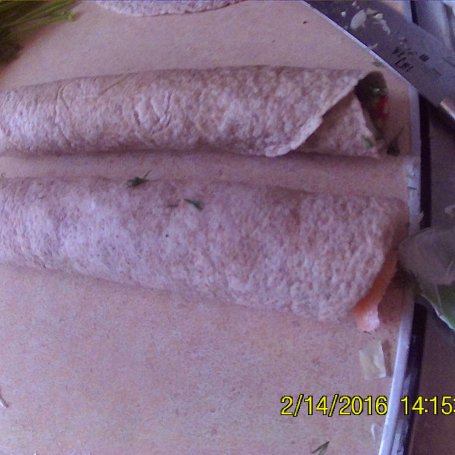 Krok 3 - Przystawka z tortilli z łososiem lub paluszkami krabowymi. foto