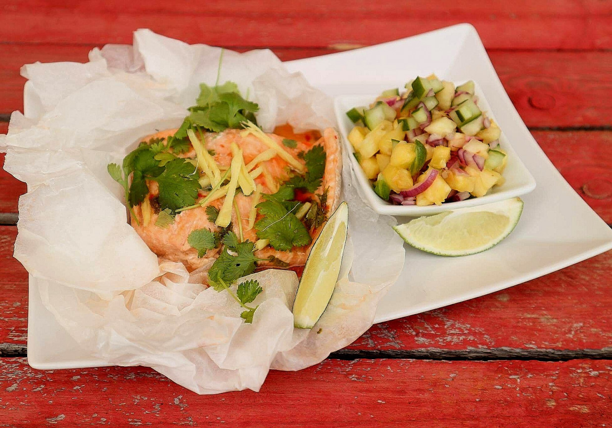 Pstrąg łososiowy gotowany na parze z salsą foto