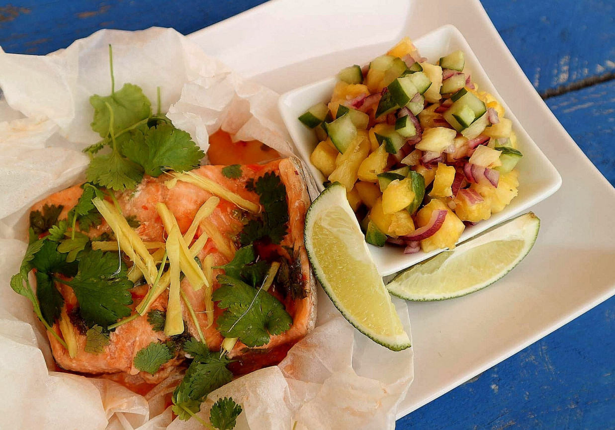 Pstrąg łososiowy gotowany na parze z salsą foto