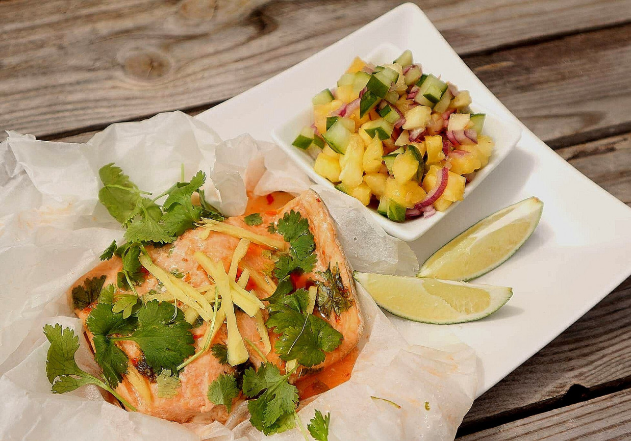 Pstrąg łososiowy gotowany na parze z salsą foto