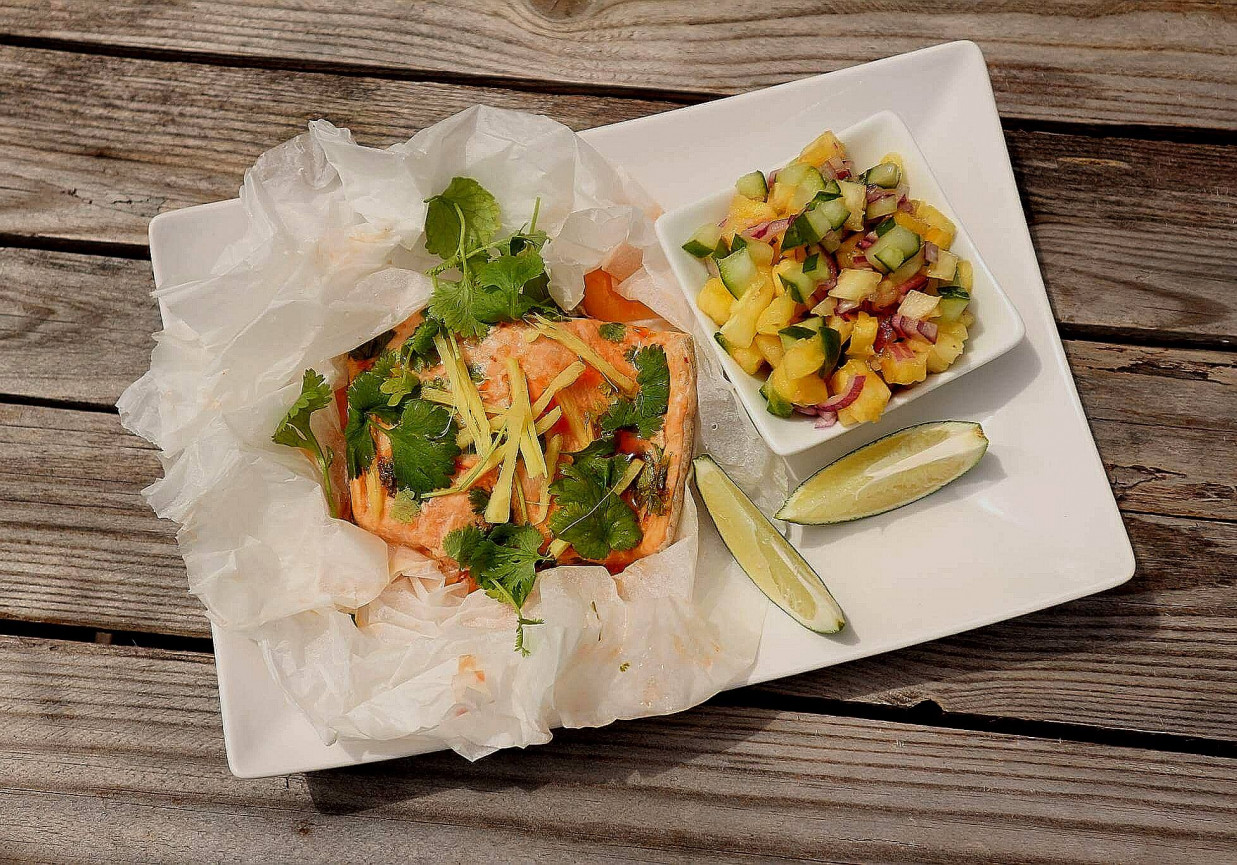 Pstrąg łososiowy gotowany na parze z salsą foto