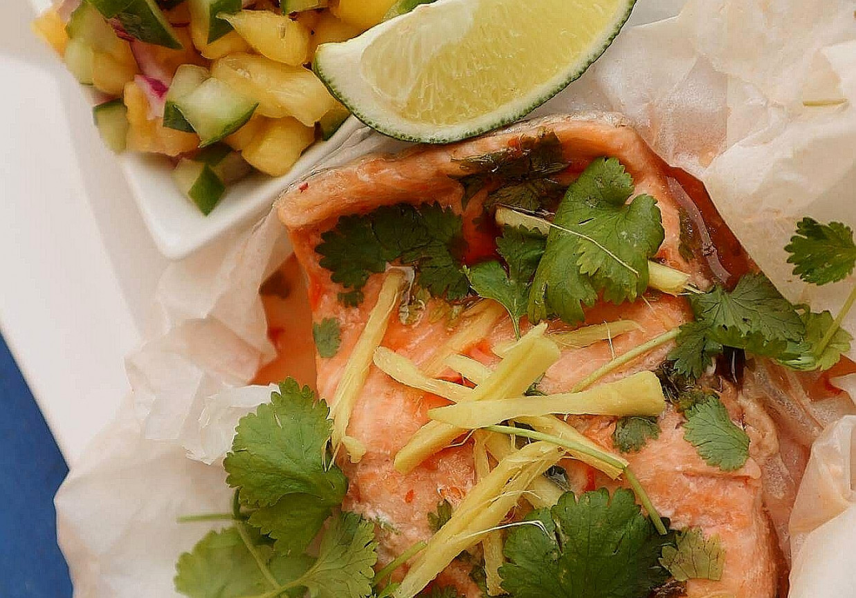 Pstrąg łososiowy gotowany na parze z salsą foto