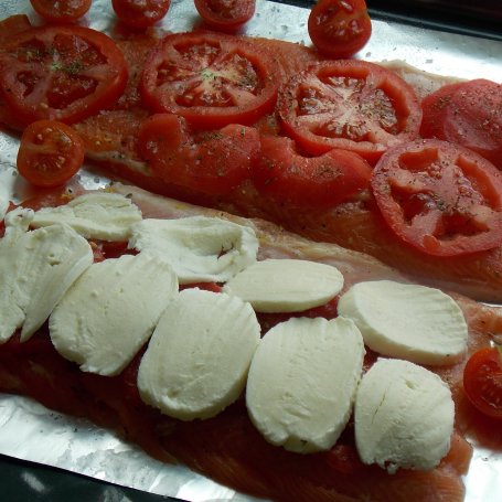 Krok 2 - Pstrąg łososiowy pieczony z pomidorami i mozarellą foto