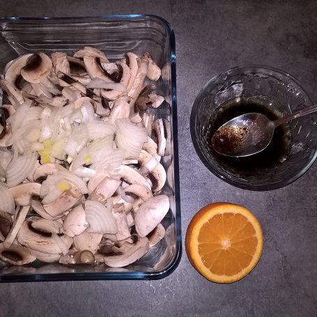 Krok 2 - Pstrąg łososiowy w szynce parmeńskiej pieczony na pieczarkach foto