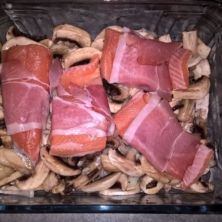 Krok 3 - Pstrąg łososiowy w szynce parmeńskiej pieczony na pieczarkach foto