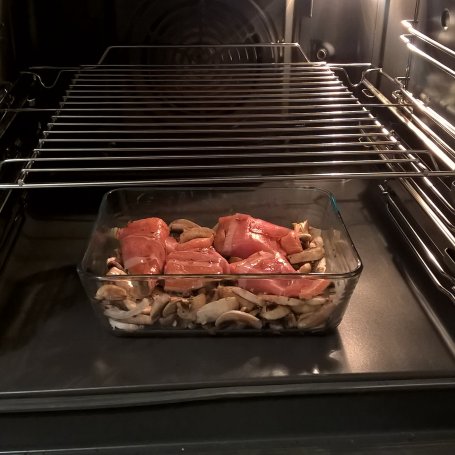 Krok 4 - Pstrąg łososiowy w szynce parmeńskiej pieczony na pieczarkach foto